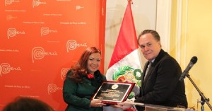 Evelyn Brooks recibe condecoracion de parte del Embajador del Peru para EEUU Harold Forsyth